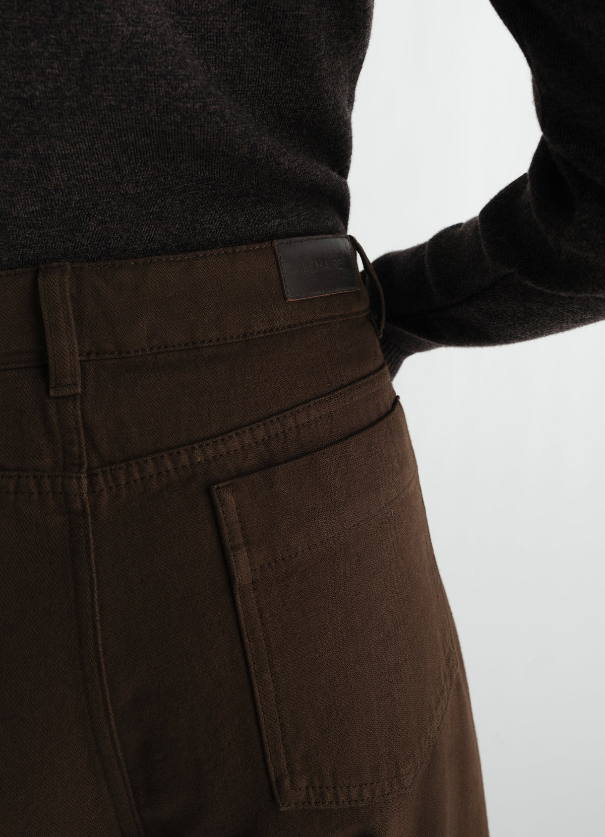 PANTALON COURBE À TAILLE HAUTE EN TWILL ÉPAIS TEINT EN PIÈCE