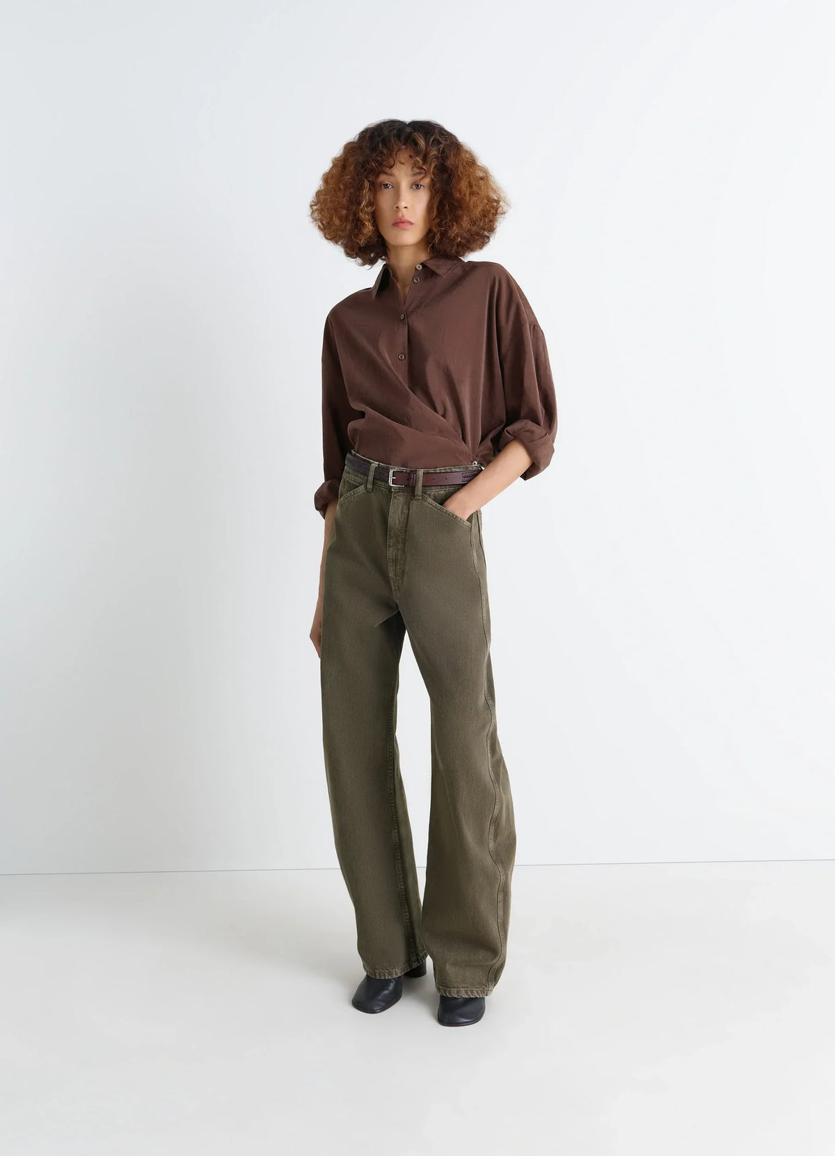 PANTALON COURBE TAILLE HAUTE EN DENIM LOURD TEINT EN PIÈCE
