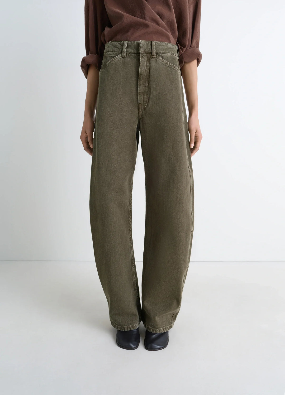 PANTALON COURBE TAILLE HAUTE EN DENIM LOURD TEINT EN PIÈCE