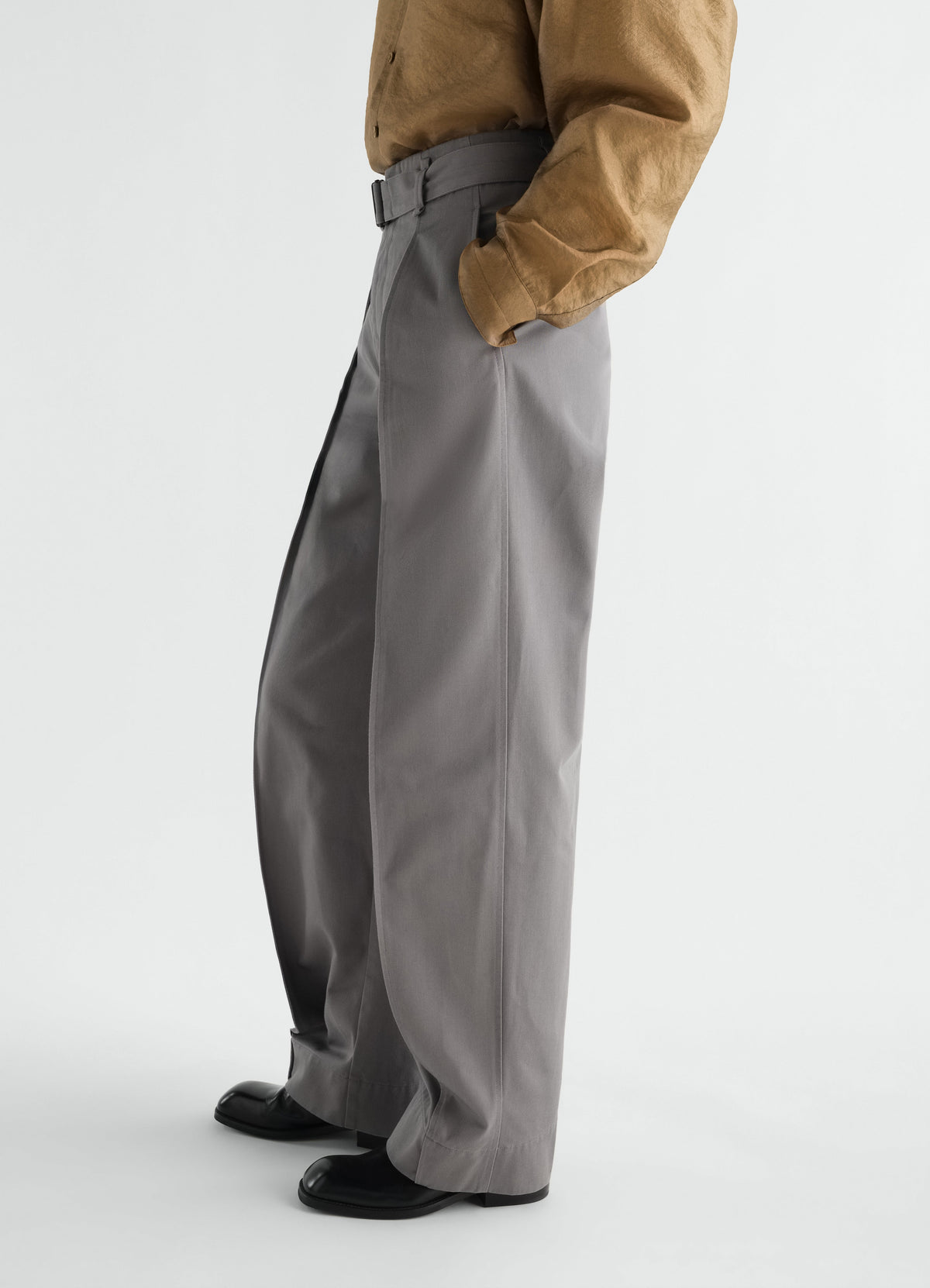 PANTALON COURBE EN MÉLANGE DE SERGÉ DE COTON