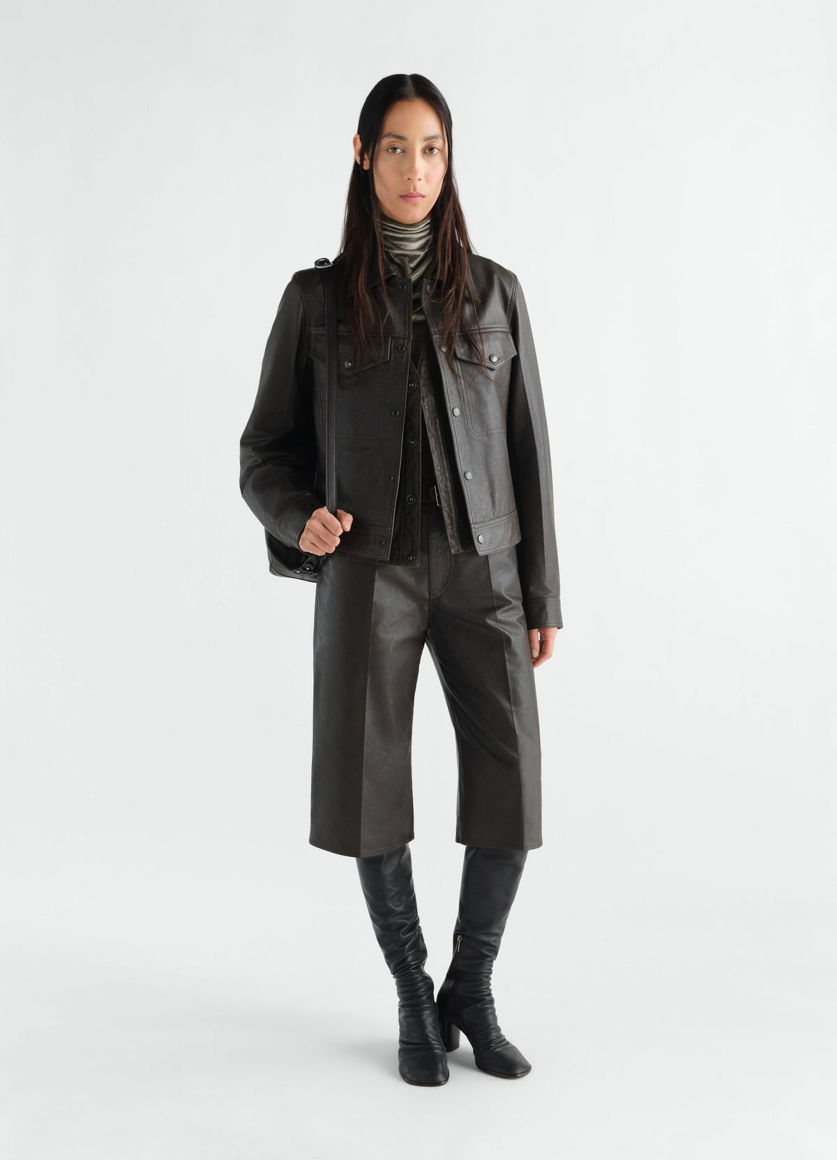 BERMUDAS EN CUIR DE VACHETTE GLACÉ