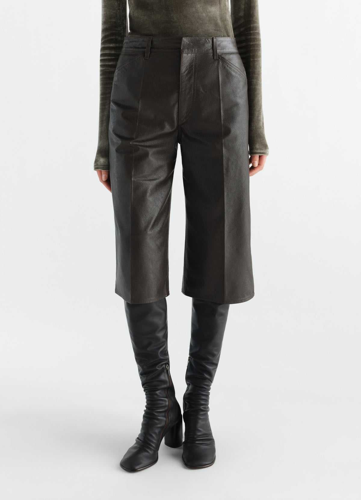 BERMUDAS EN CUIR DE VACHETTE GLACÉ