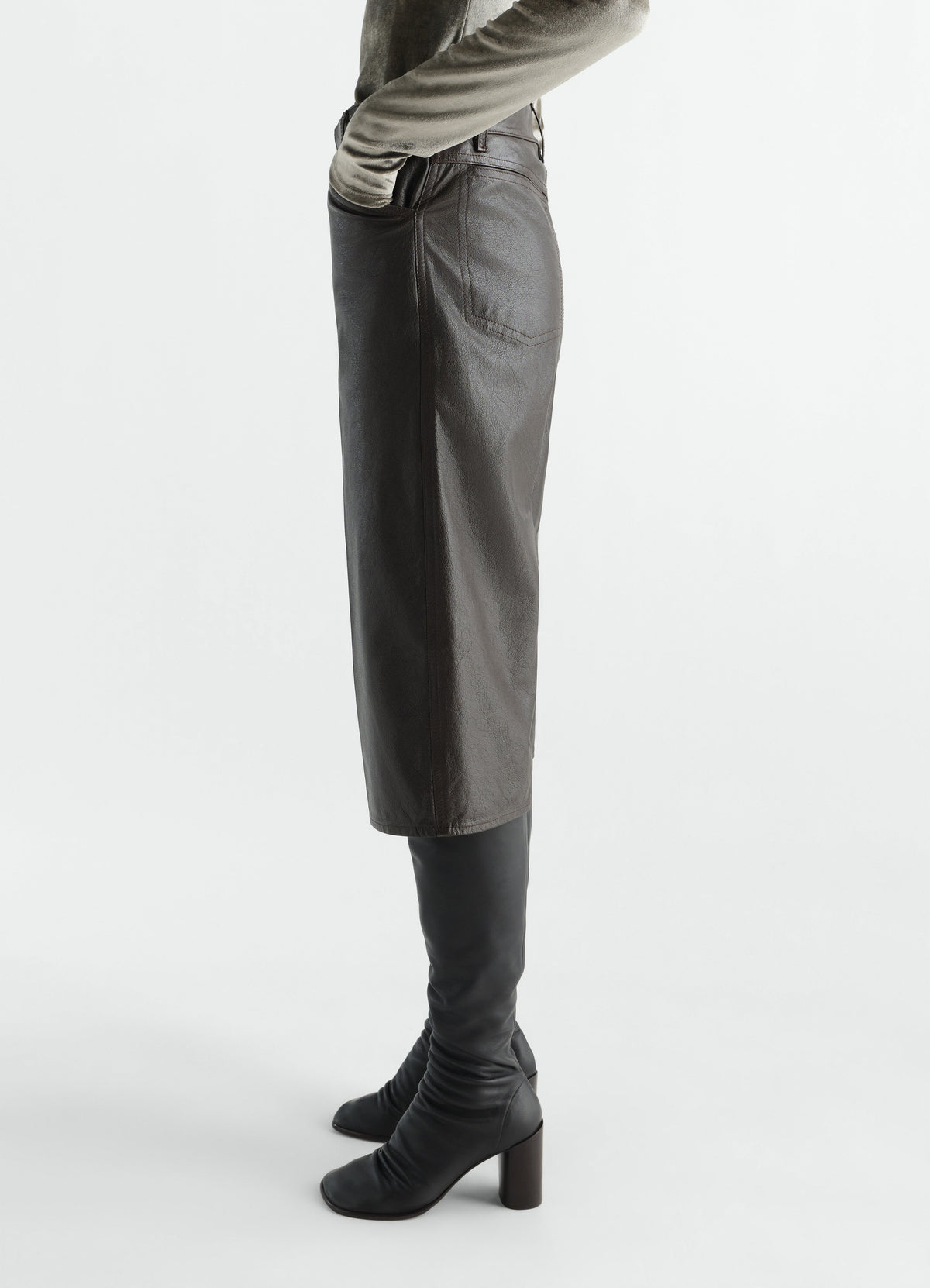 BERMUDAS EN CUIR DE VACHETTE GLACÉ