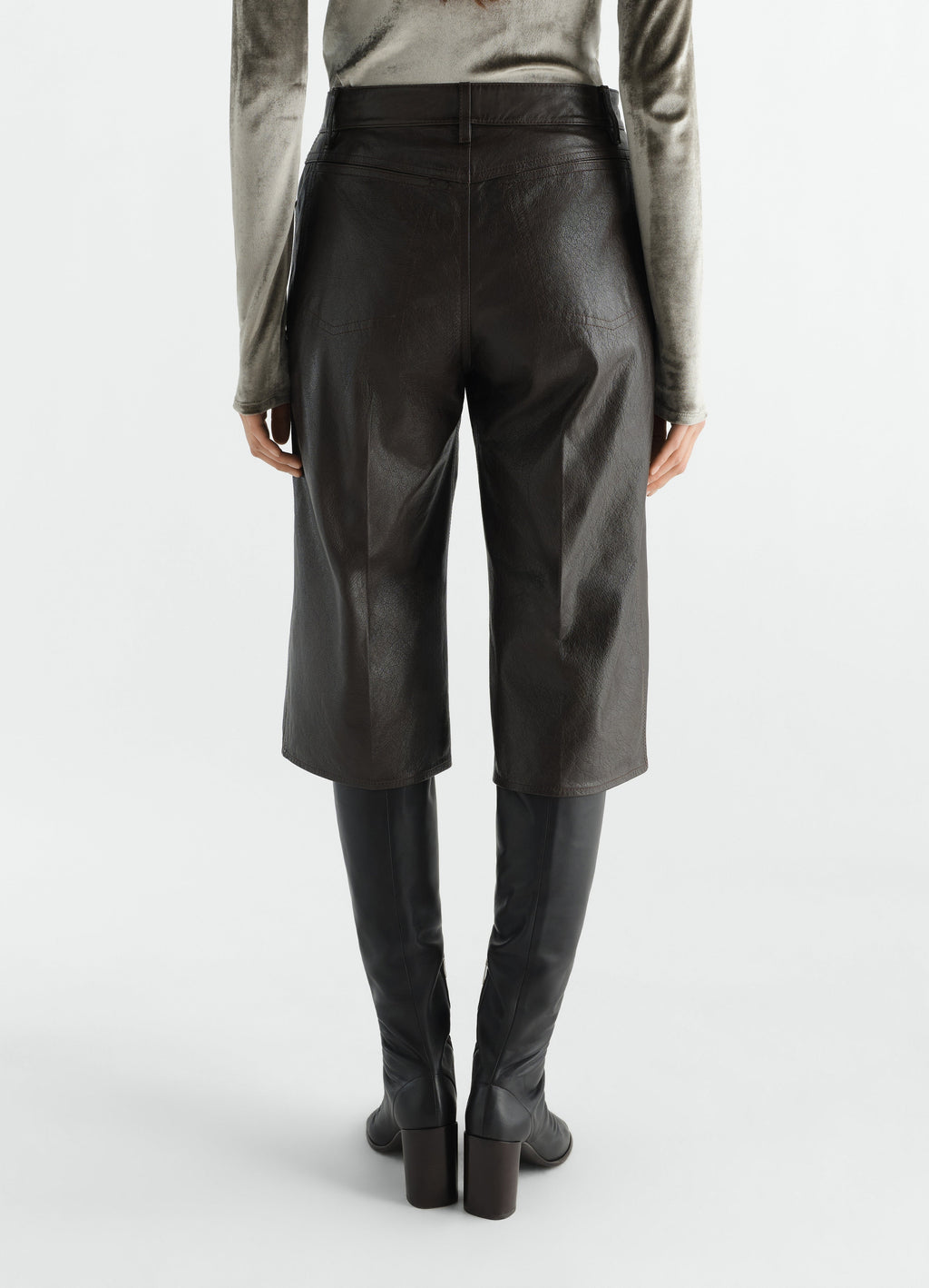 LEATHER BERMUDAS IN GLOSSY COW LEATHER