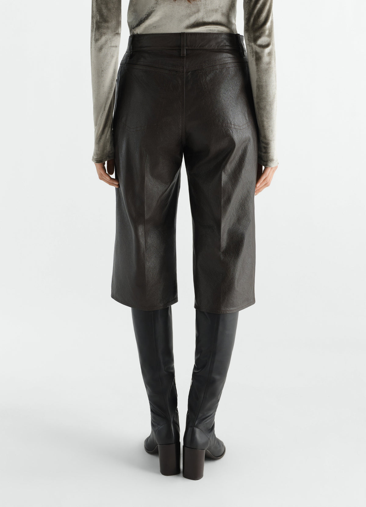 BERMUDAS EN CUIR DE VACHETTE GLACÉ