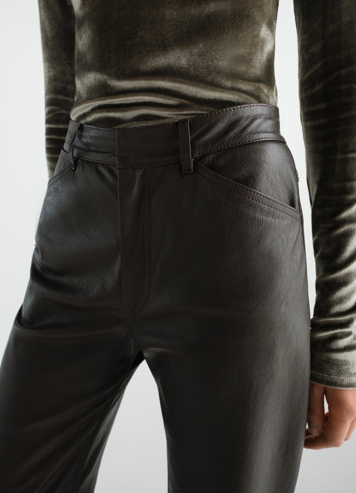 PANTALON DROIT EN CUIR DE VACHETTE BRILLANT