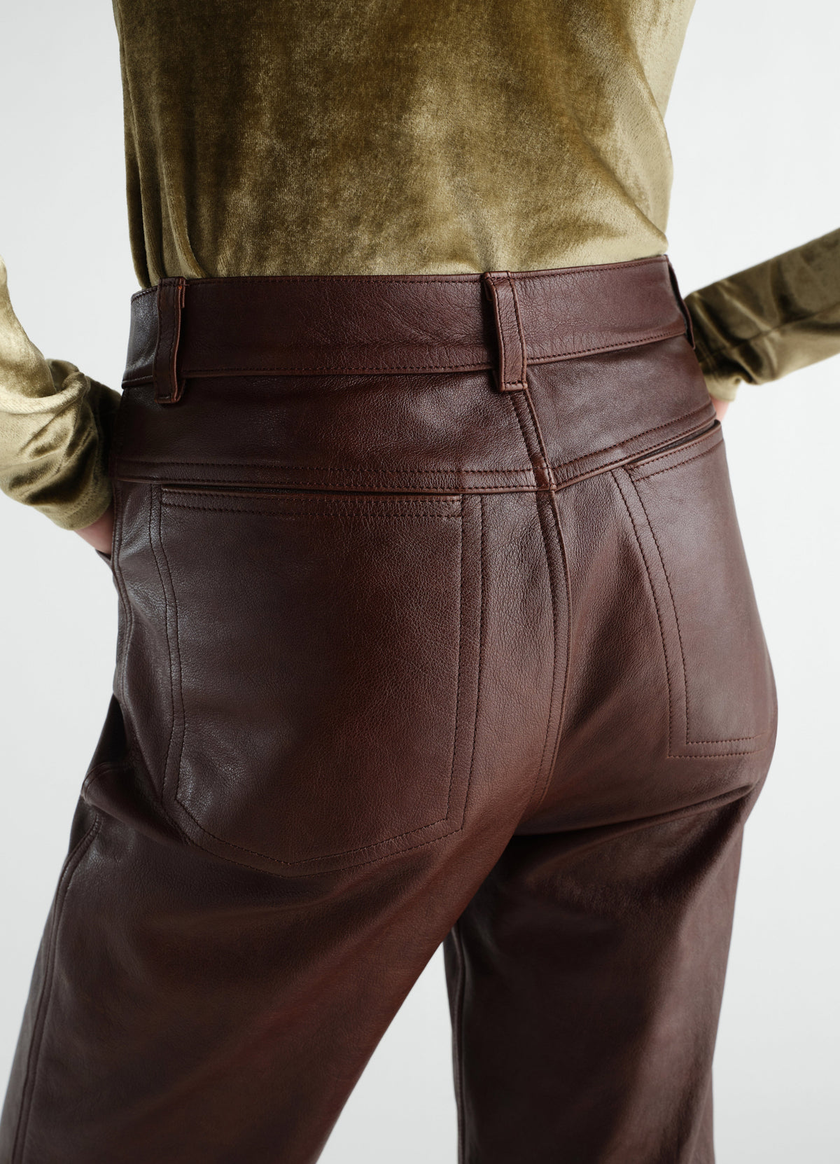 PANTALON DROIT EN CUIR DE VACHETTE BRILLANT