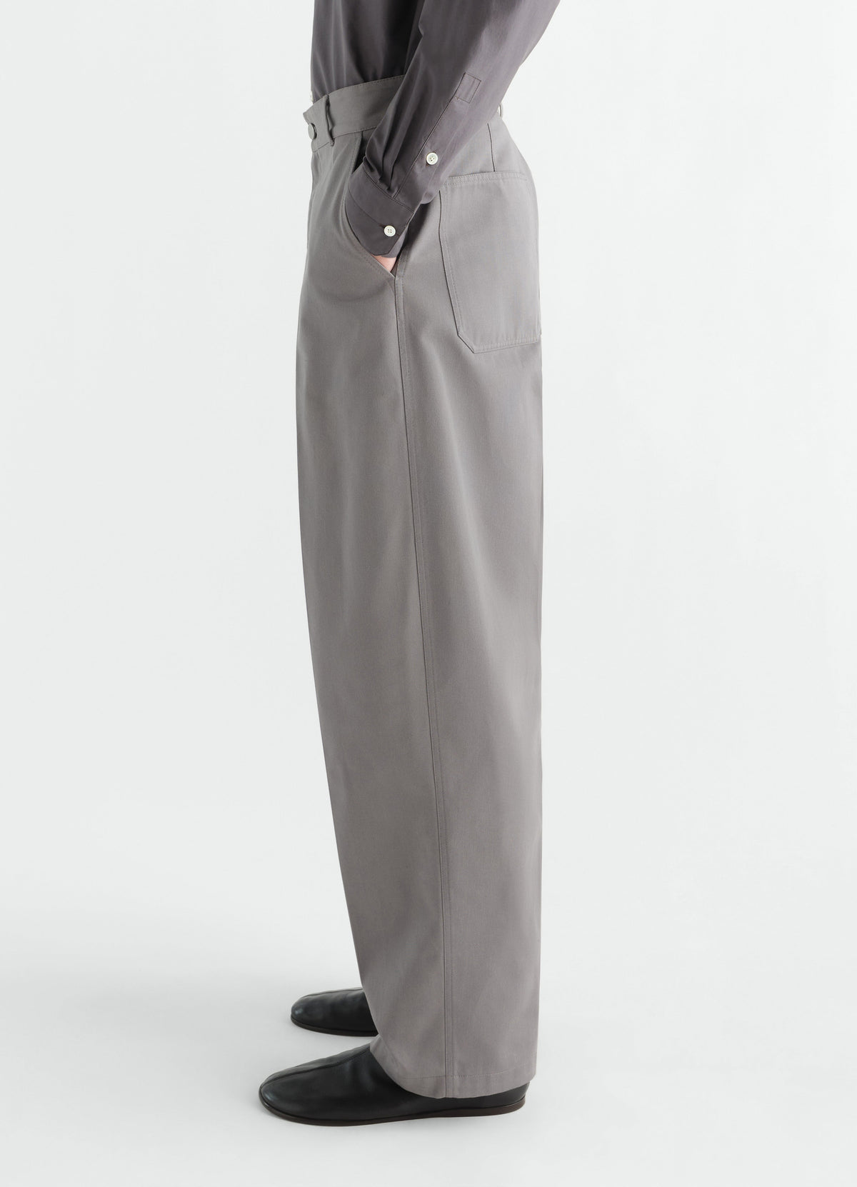 PANTALON BARREL EN MÉLANGE DE SERGÉ DE COTON