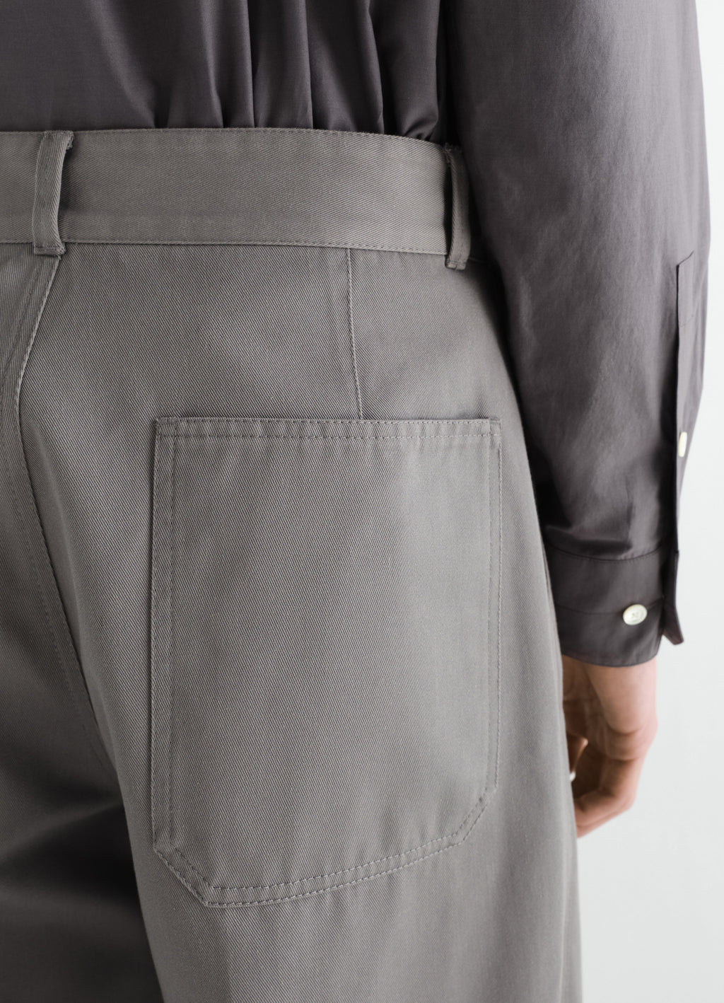 PANTALON BARREL EN MÉLANGE DE SERGÉ DE COTON