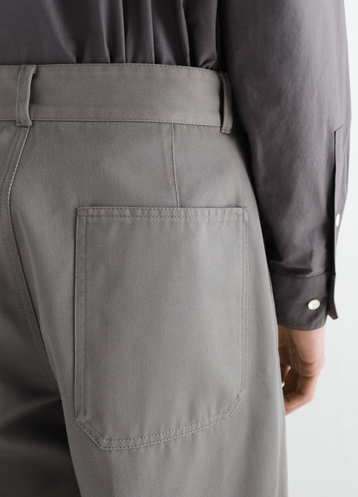 PANTALON BARREL EN MÉLANGE DE SERGÉ DE COTON