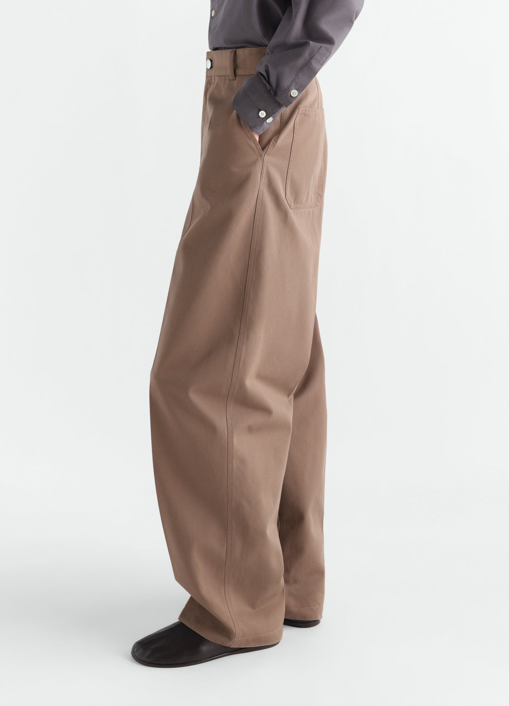 PANTALON BARREL EN MÉLANGE DE SERGÉ DE COTON