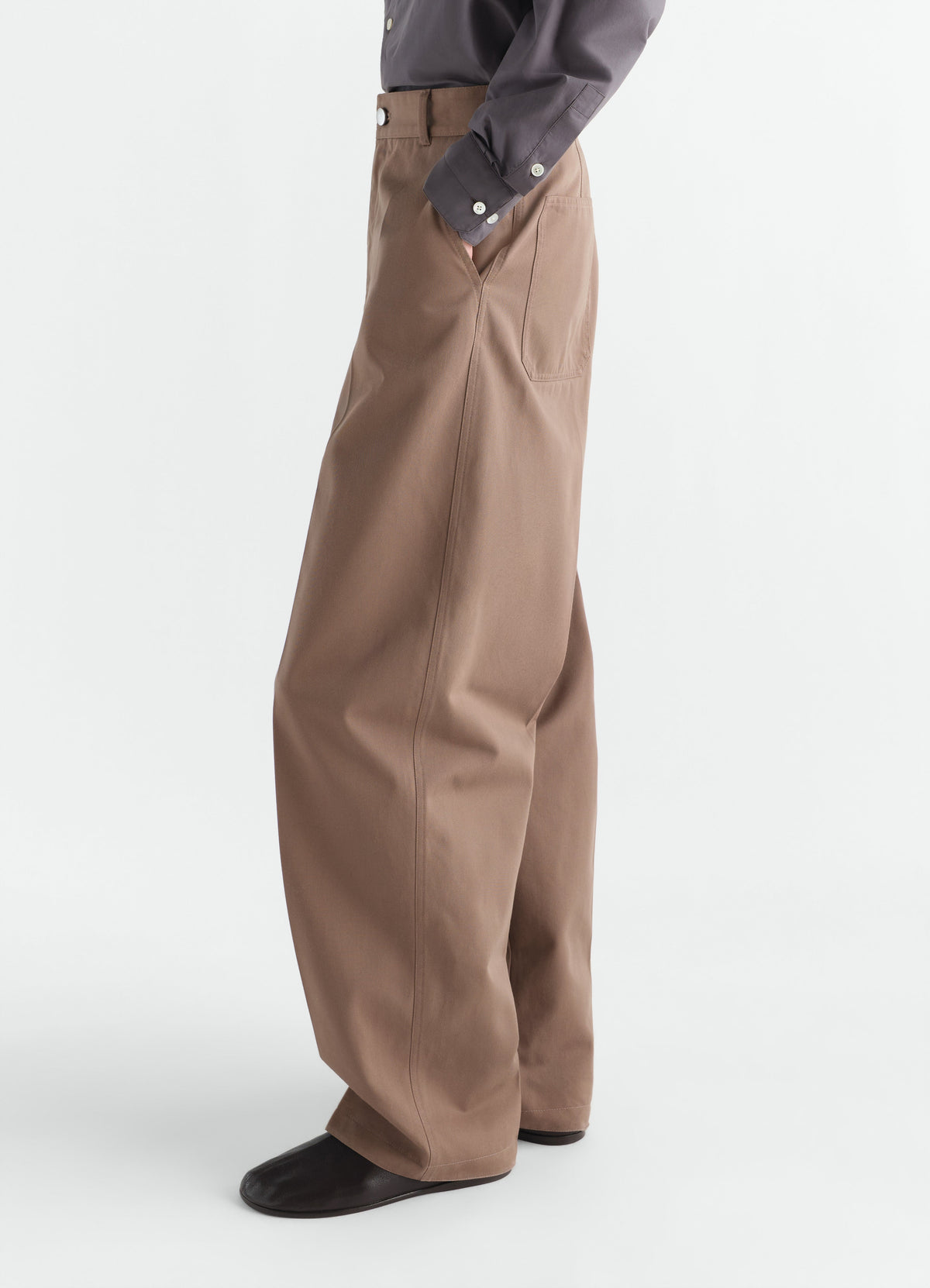 PANTALON BARREL EN MÉLANGE DE SERGÉ DE COTON