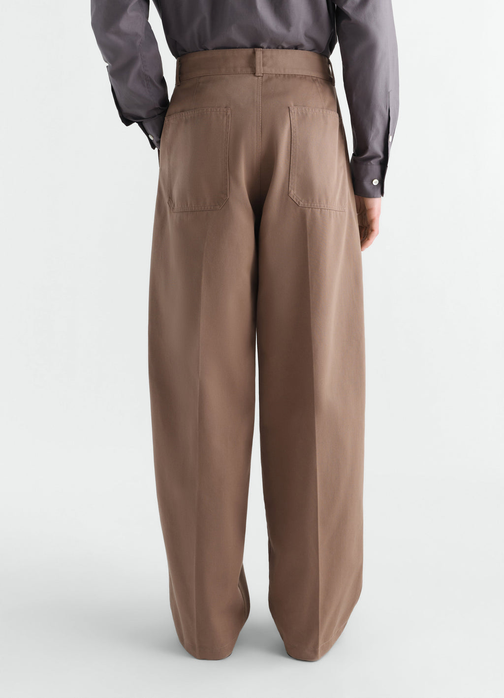 PANTALON BARREL EN MÉLANGE DE SERGÉ DE COTON