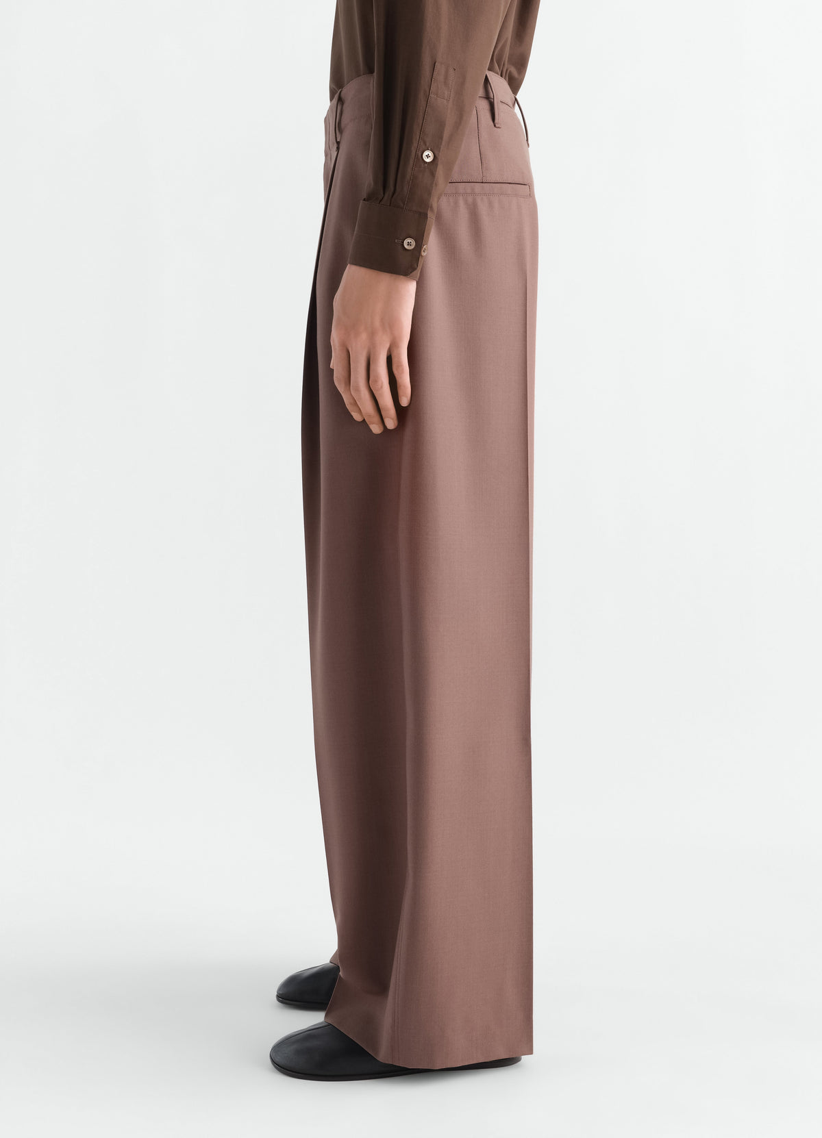 PANTALON TAILLEUR À PINCE UNIQUE EN MÉLANGE DE LAINE TROPICALE
