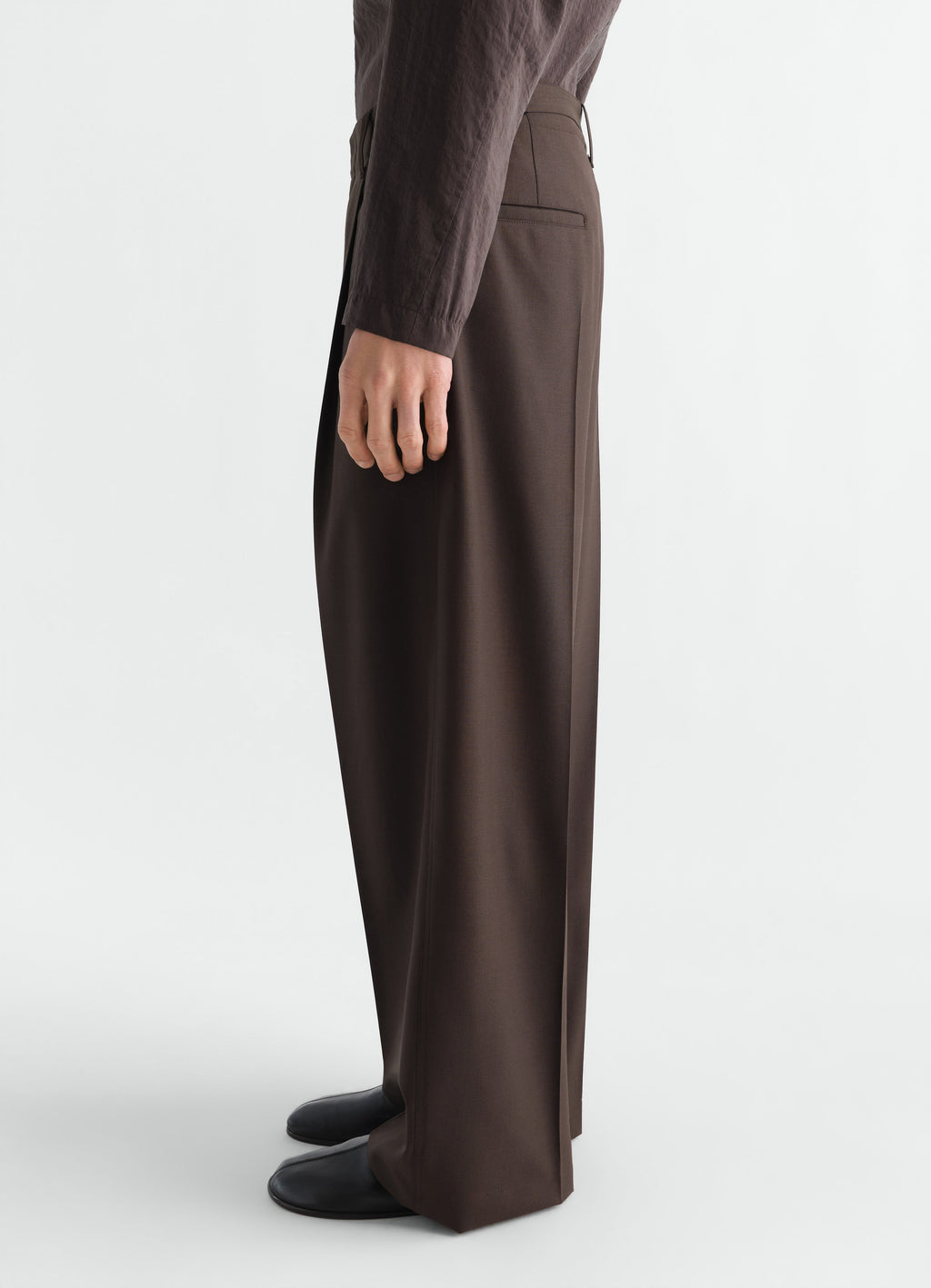 PANTALON TAILLEUR À PINCE UNIQUE EN MÉLANGE DE LAINE TROPICALE