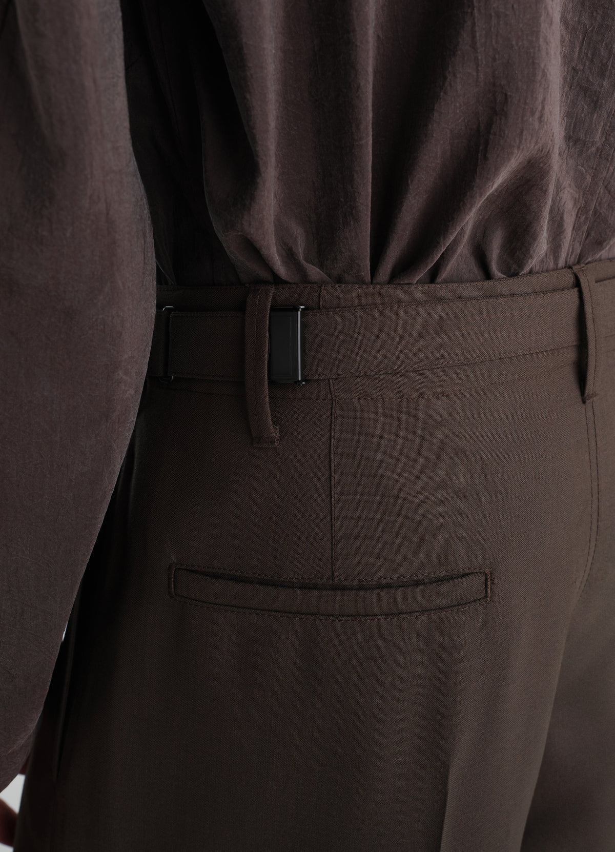 PANTALON TAILLEUR À PINCE UNIQUE EN MÉLANGE DE LAINE TROPICALE