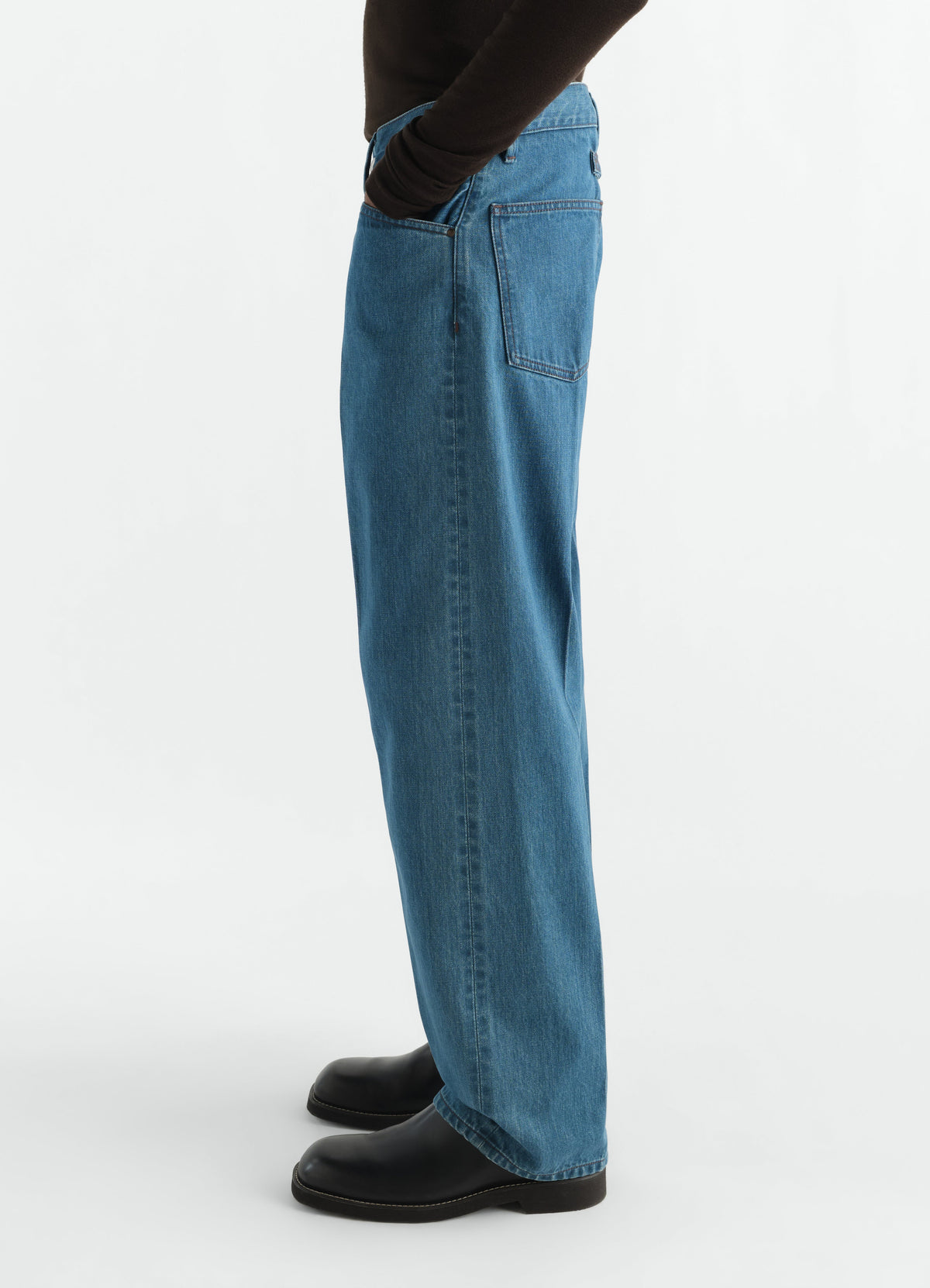 STRAIGHT LEG 5 POCKETS IN INDIGO SELVEDGE DENIM
