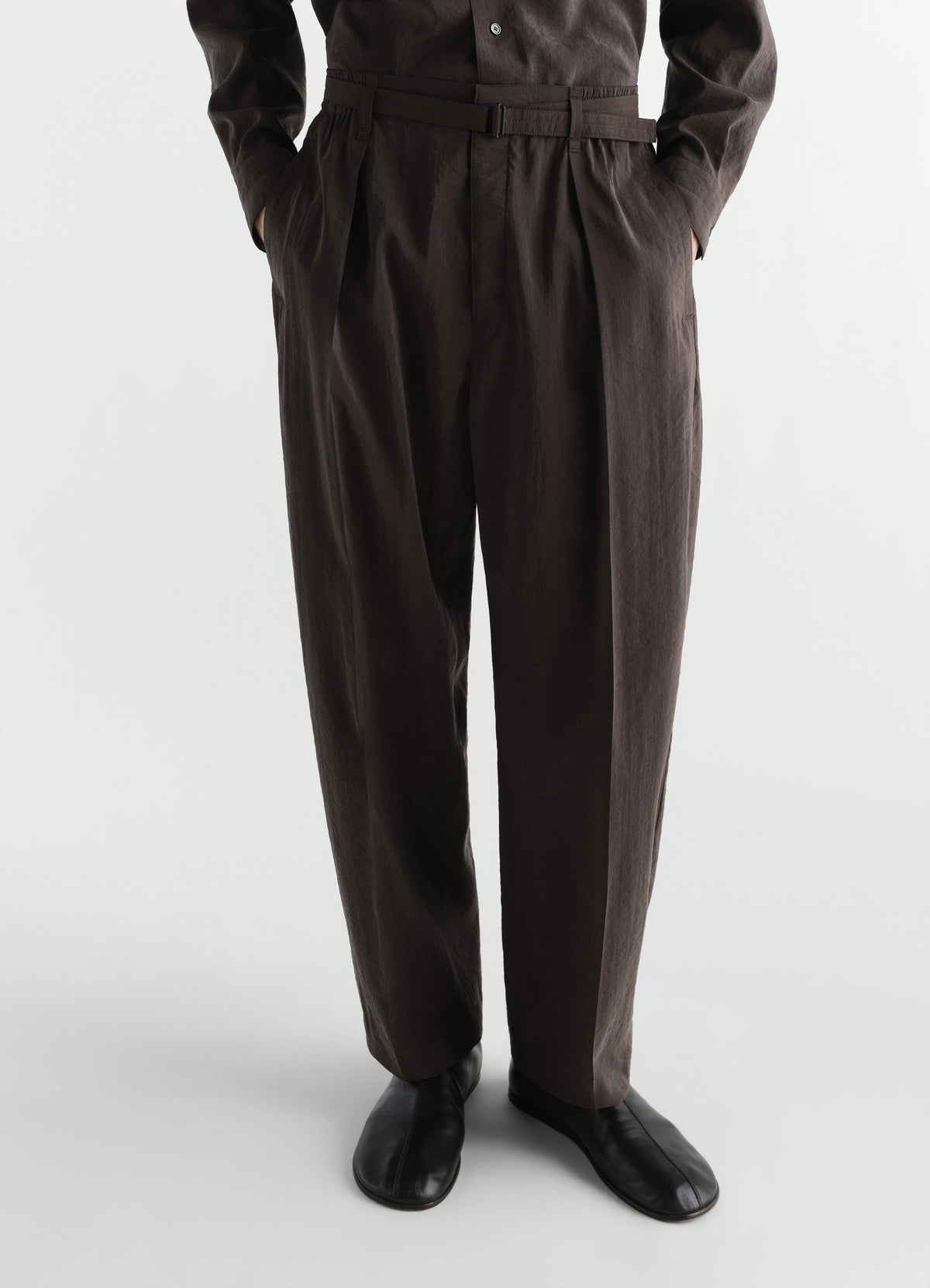 BELTED RELAXED PANTS IN DRY SILK