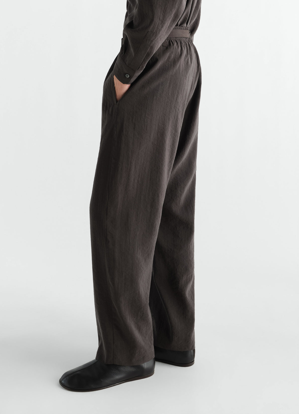BELTED RELAXED PANTS IN DRY SILK