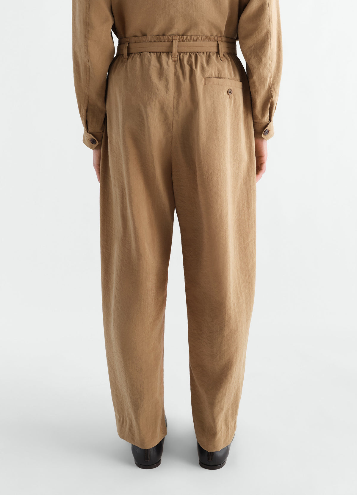 BELTED RELAXED PANTS IN DRY SILK