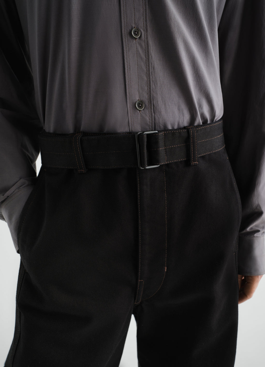 PANTALON CEINTURÉ TWISTED EN DENIM NOIR ÉPAIS