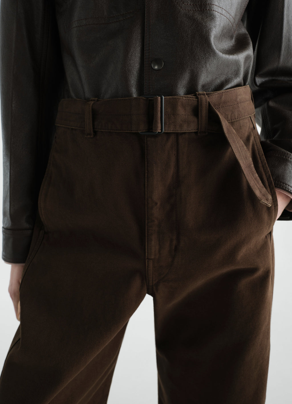 TWISTED BELTED PANTS IN GARMENT DYED HEAVY BROKEN TWILL
