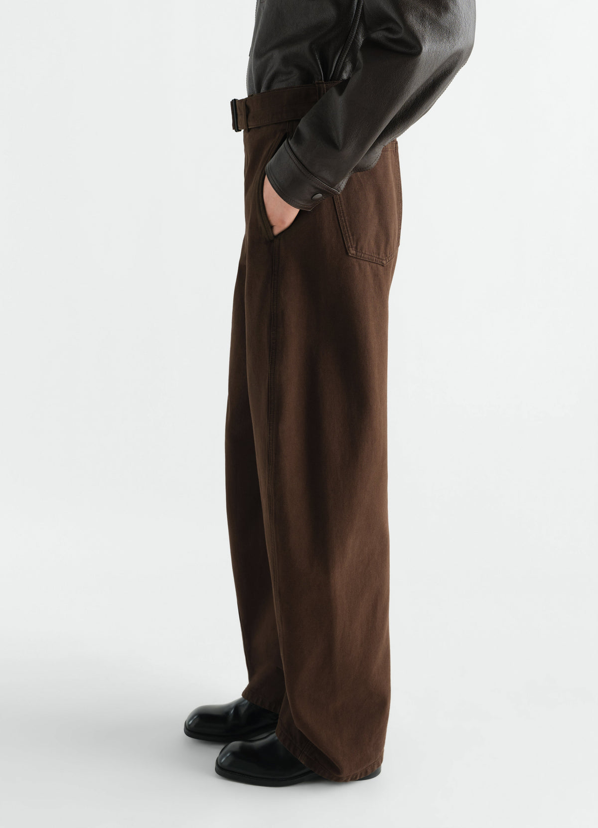 PANTALON À CEINTURE TWISTED EN TWILL ÉPAIS TEINT EN PIÈCE