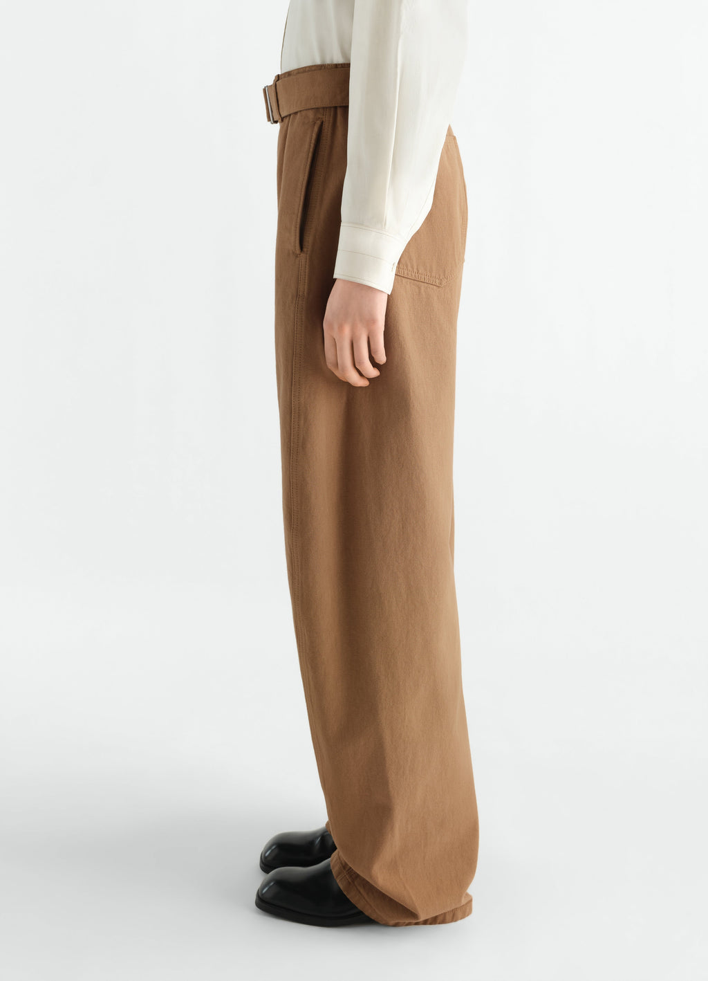 TWISTED BELTED PANTS IN GARMENT DYED HEAVY BROKEN TWILL