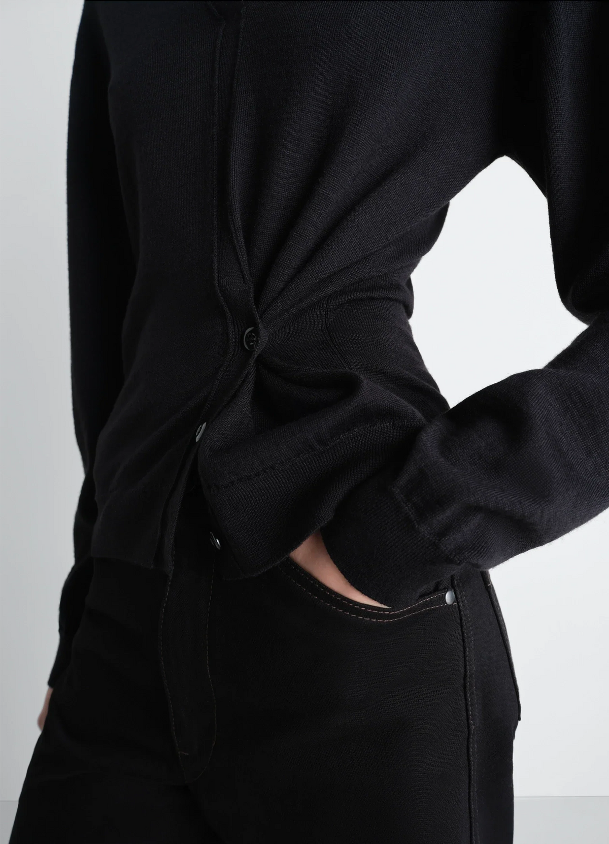PULL-OVER À COL EN V CROISÉ EN MÉLANGE DE MÉRINOS