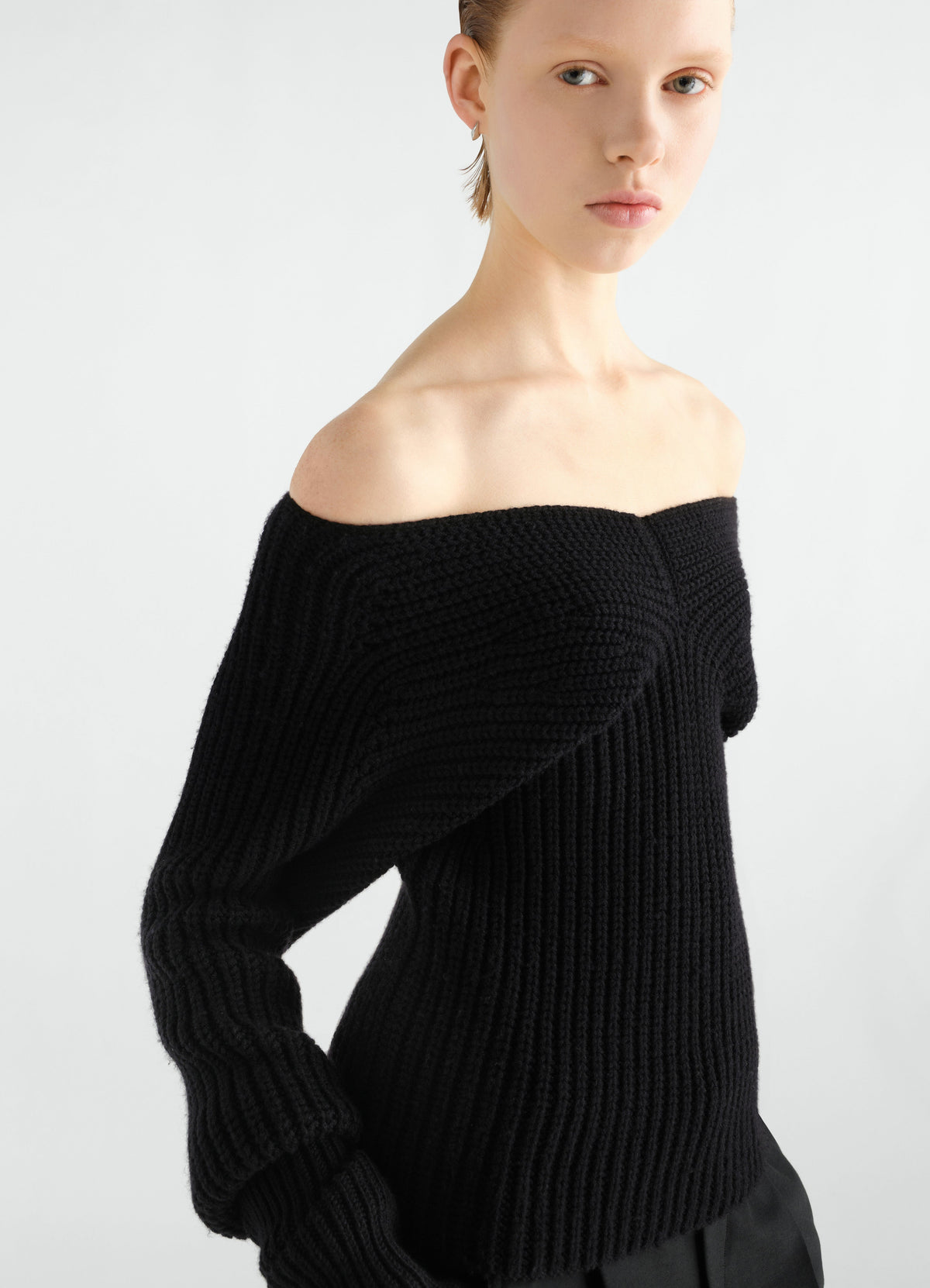 PULL-OVER ÉPAULES DÉCOUVERTES EN LAINE PEIGNÉE