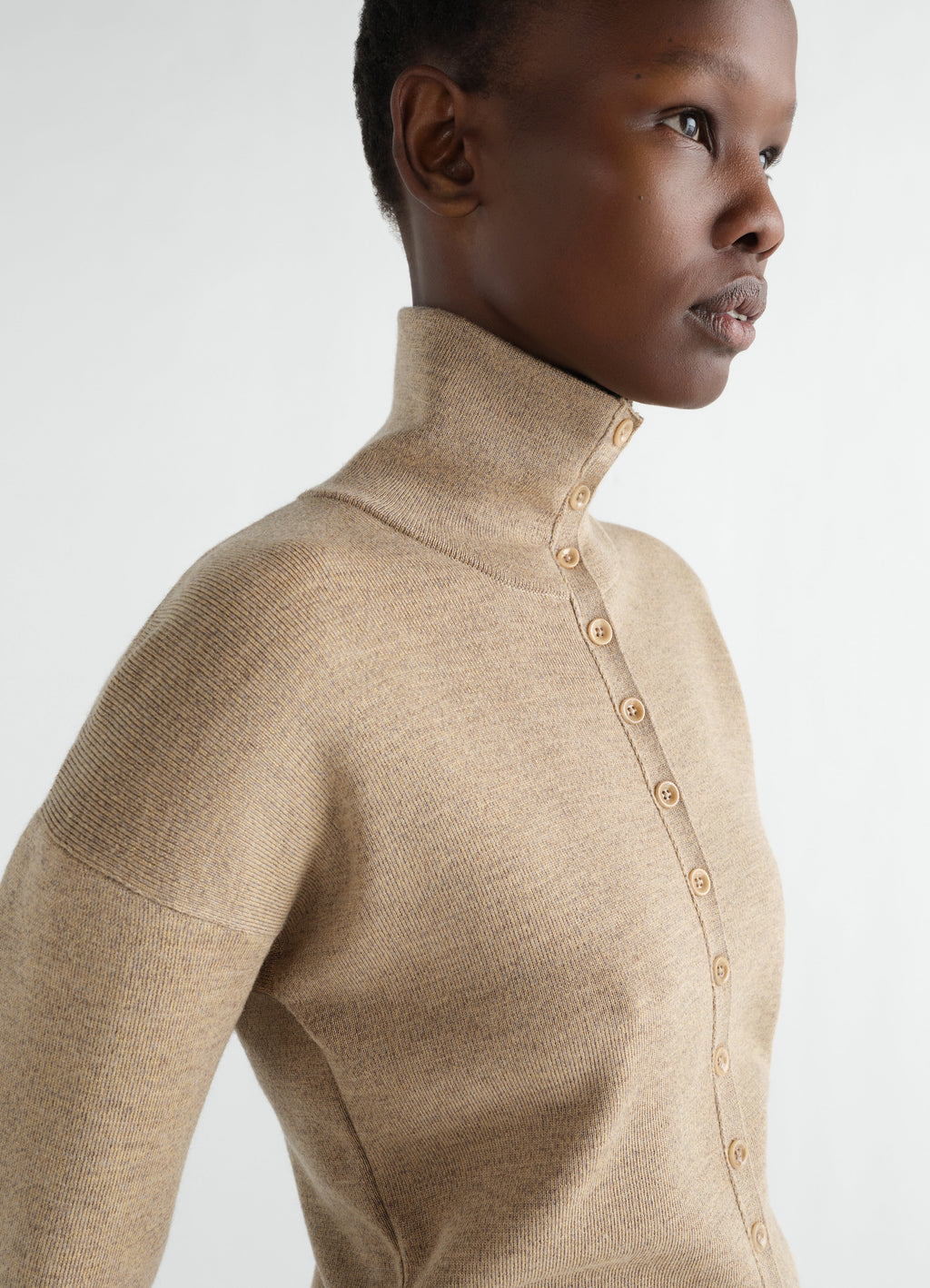 BUTTONED TOP IN FINE MERINO WOOL