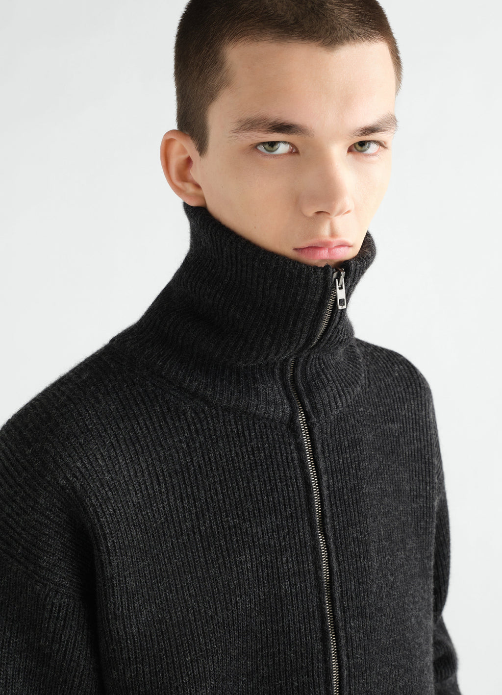 ZIPPED CARDIGAN IN VIRGIN WOOL