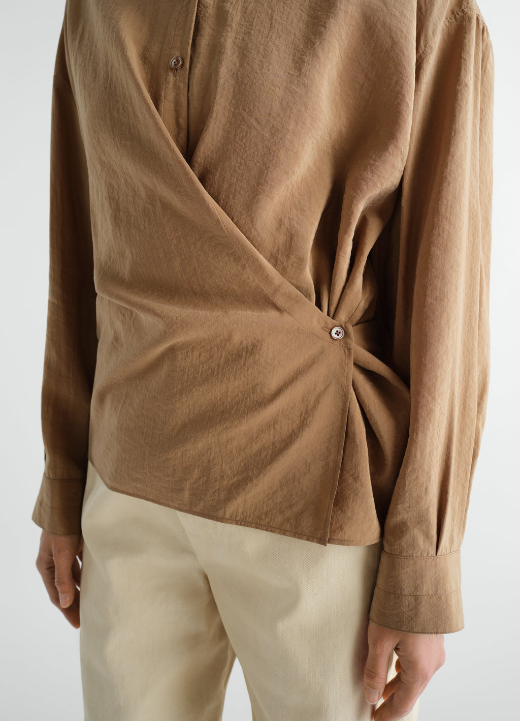 CHEMISE À COL DROIT ET TORSADÉ EN SOIE SÈCHE