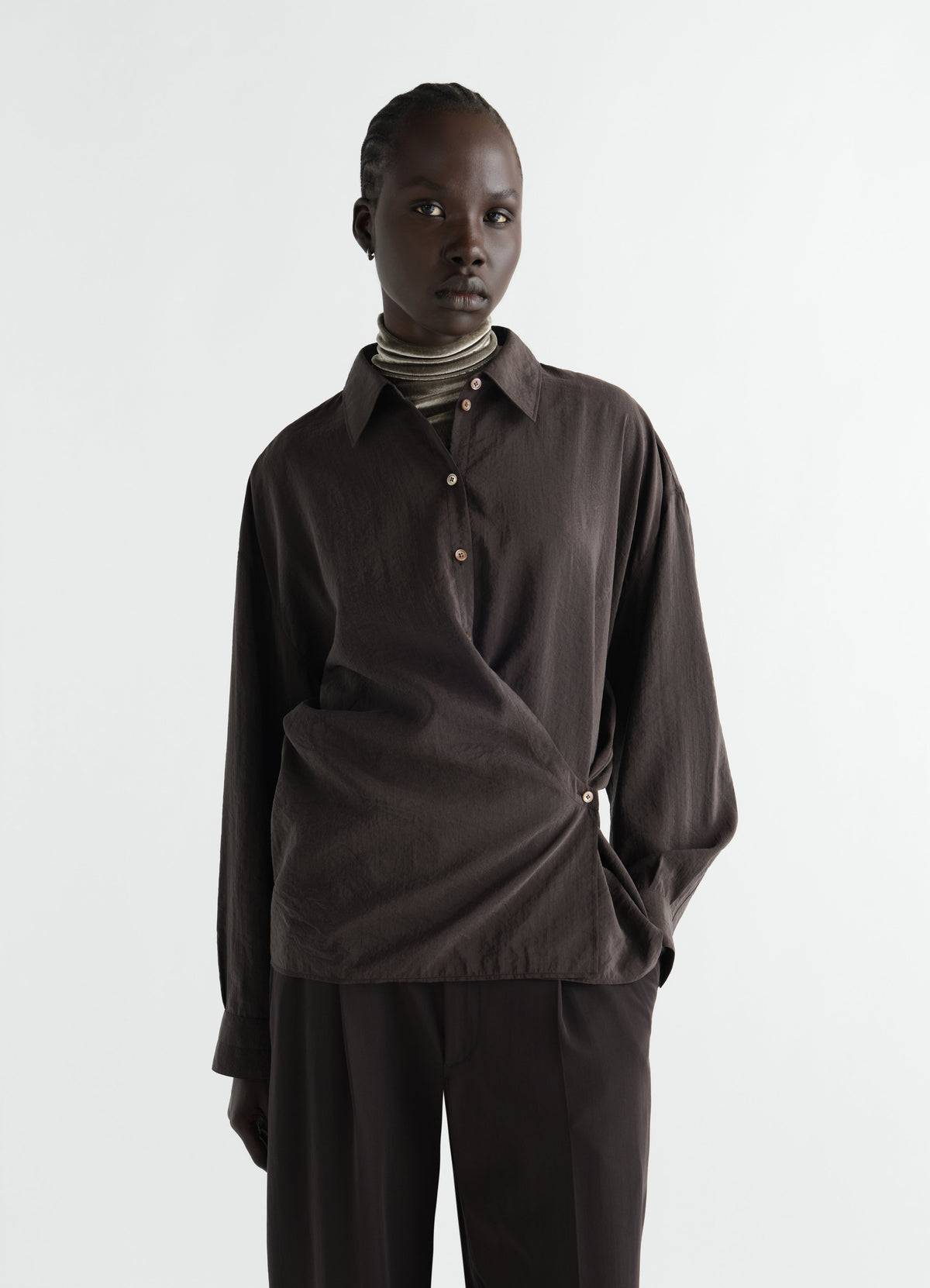 STRAIGHT COLLAR TWISTED SHIRT IN DRY SILK
