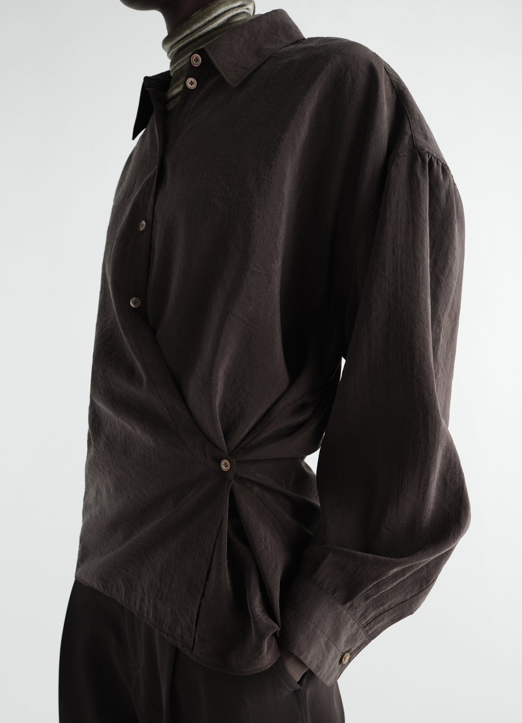 STRAIGHT COLLAR TWISTED SHIRT IN DRY SILK