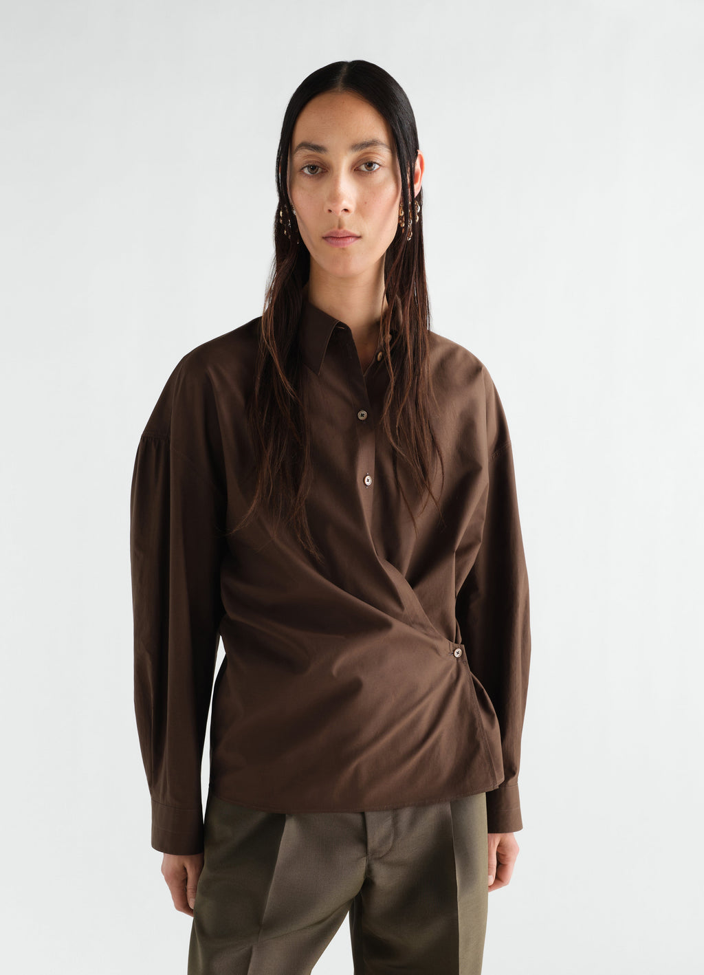 STRAIGHT COLLAR TWISTED SHIRT IN WASHED COTTON SILK