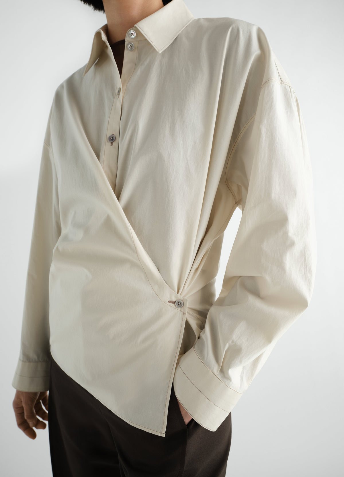 CHEMISE À COL DROIT ET TORSADÉ EN SOIE ET COTON LAVÉ