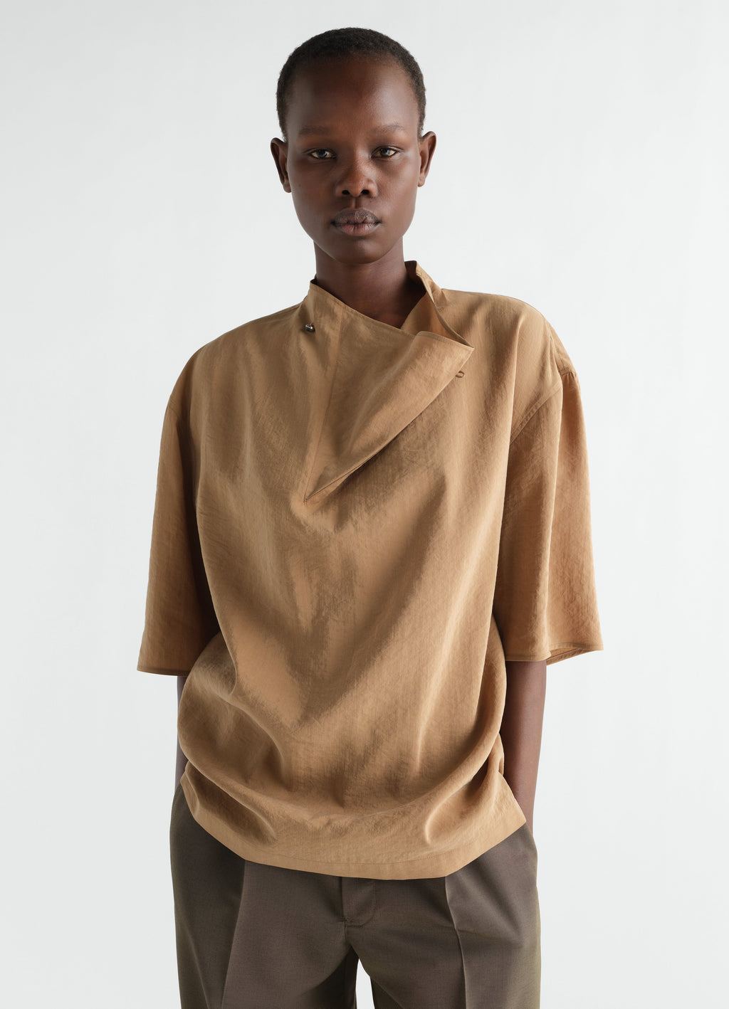 SOFT COLLAR TOP IN DRY SILK