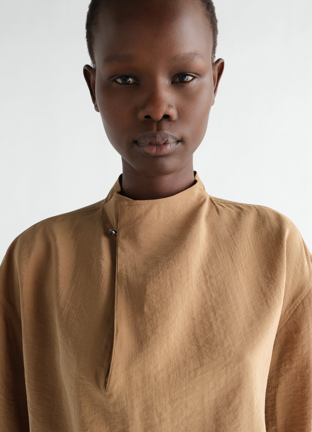SOFT COLLAR TOP IN DRY SILK