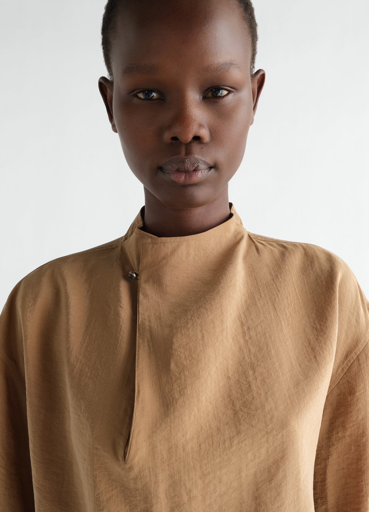 SOFT COLLAR TOP IN DRY SILK