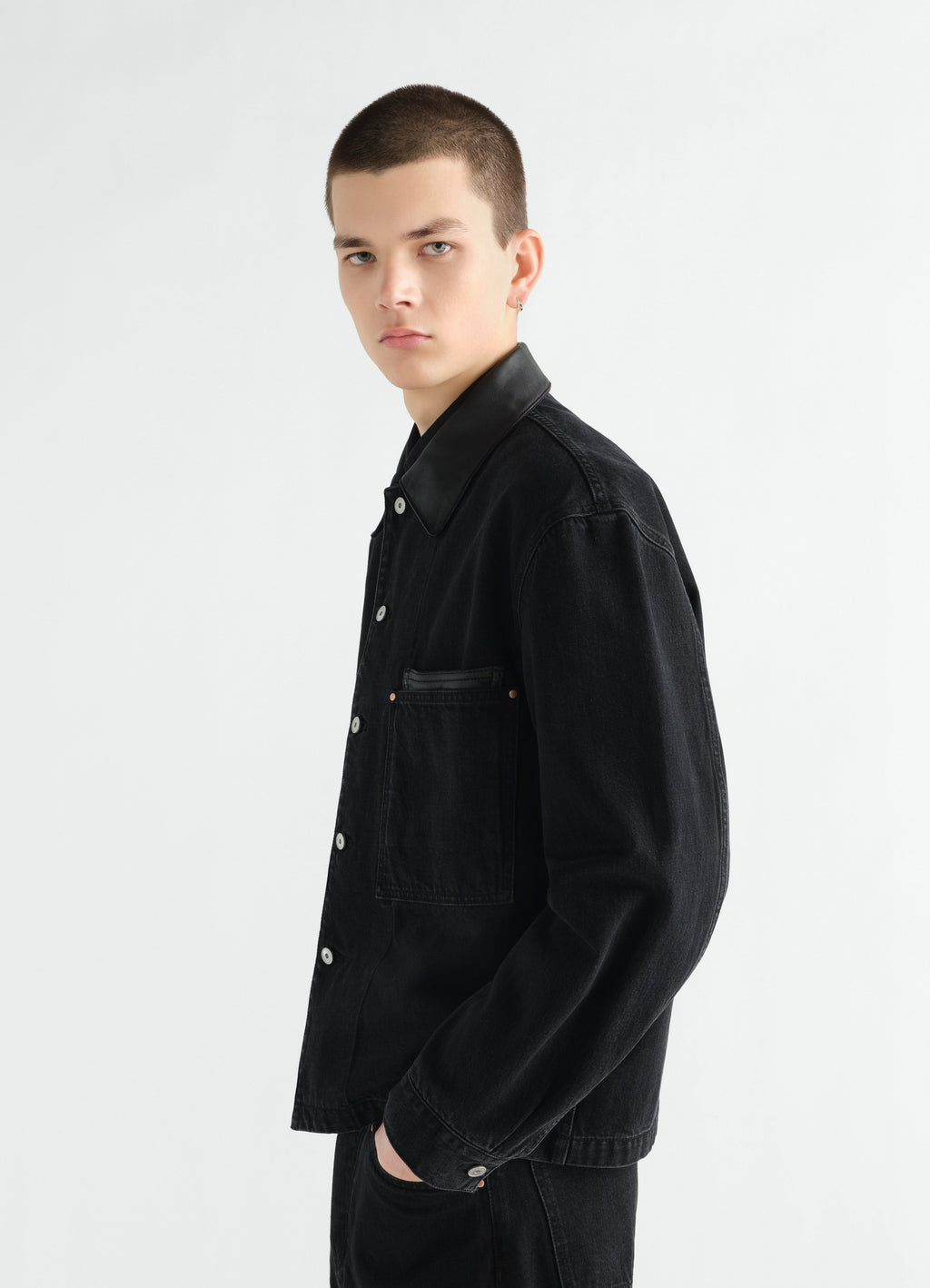WORKWEAR OVERSHIRT WITH LEATHER COLLAR IN BLACK SELVEDGE DENIM