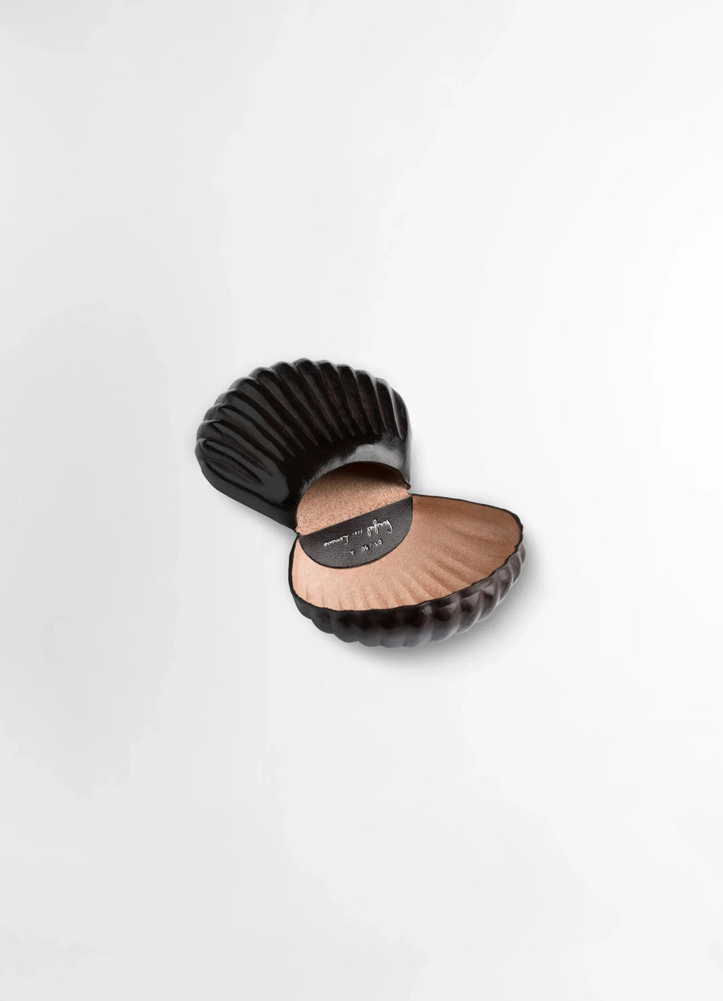 CARLOS PEÑAFIEL SHELL COIN PURSE IN PATINA LEATHER