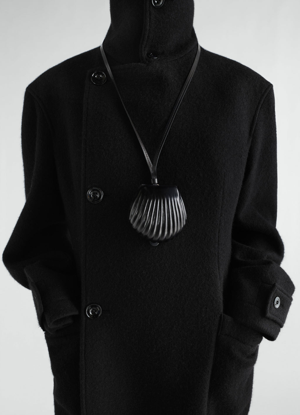 COLLIER PORTE-MONNAIE CARLOS SHELL EN CUIR DE VACHETTE PATINÉ