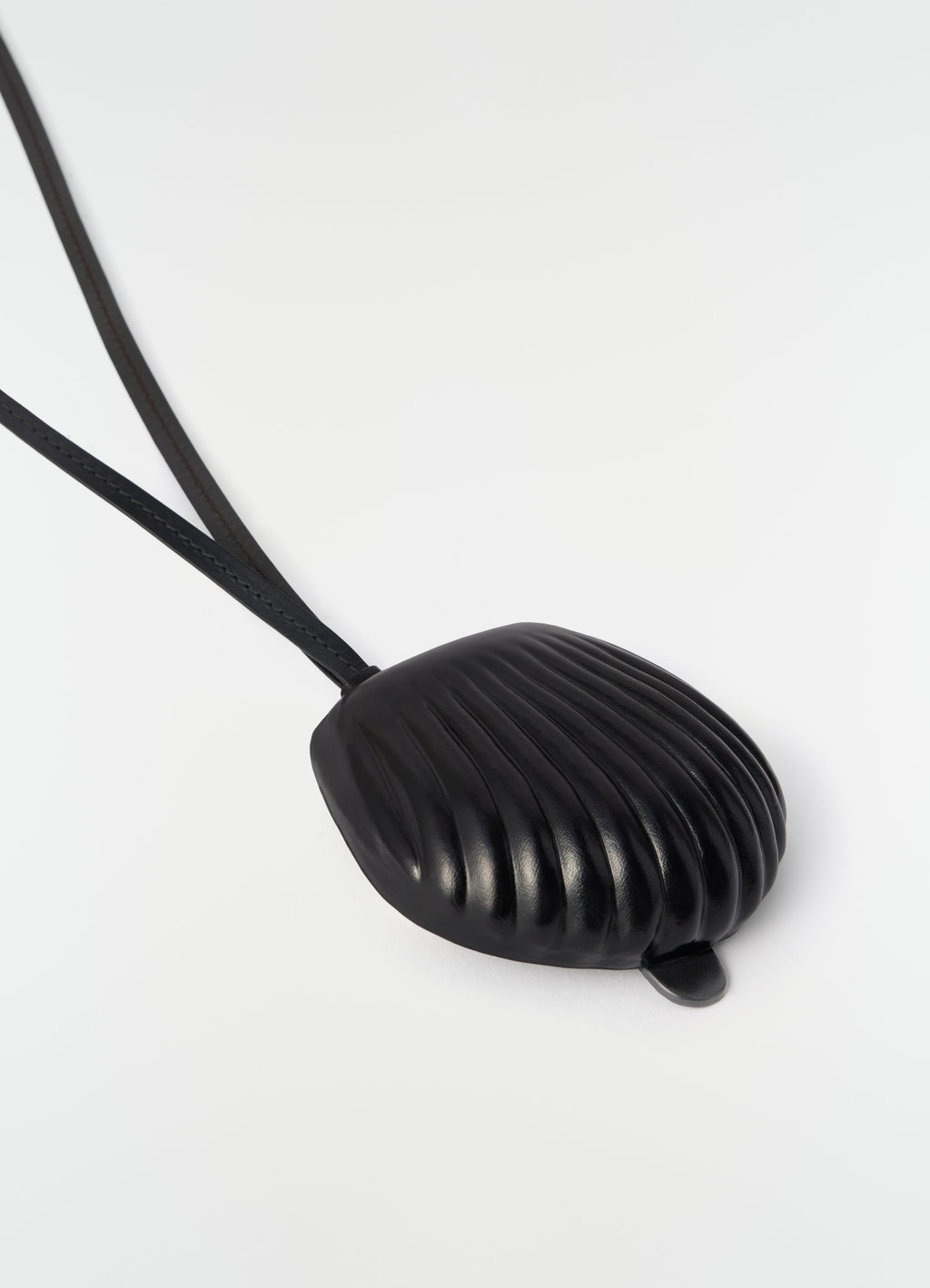 COLLIER PORTE-MONNAIE CARLOS SHELL EN CUIR DE VACHETTE PATINÉ