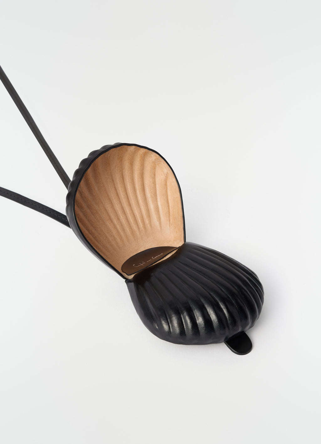 COLLIER PORTE-MONNAIE CARLOS SHELL EN CUIR DE VACHETTE PATINÉ
