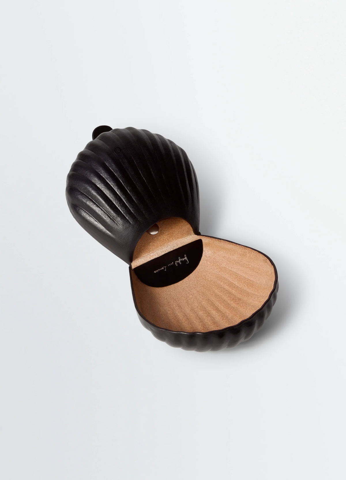 PORTE-CLÉS COQUILLE CARLOS EN CUIR DE VACHETTE PATINÉ
