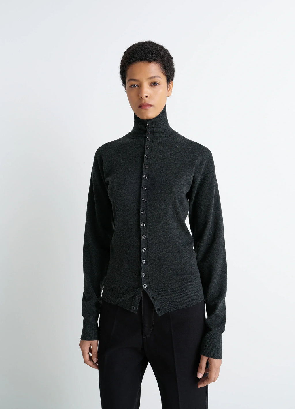 BUTTONED FITTED CARDIGAN IN FINE WOOL