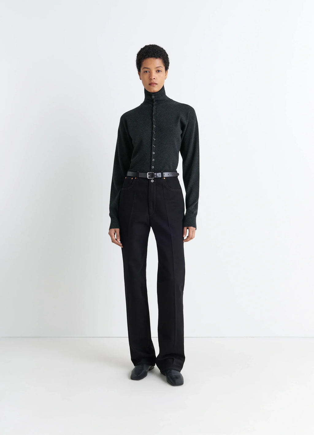 BUTTONED FITTED CARDIGAN IN FINE WOOL