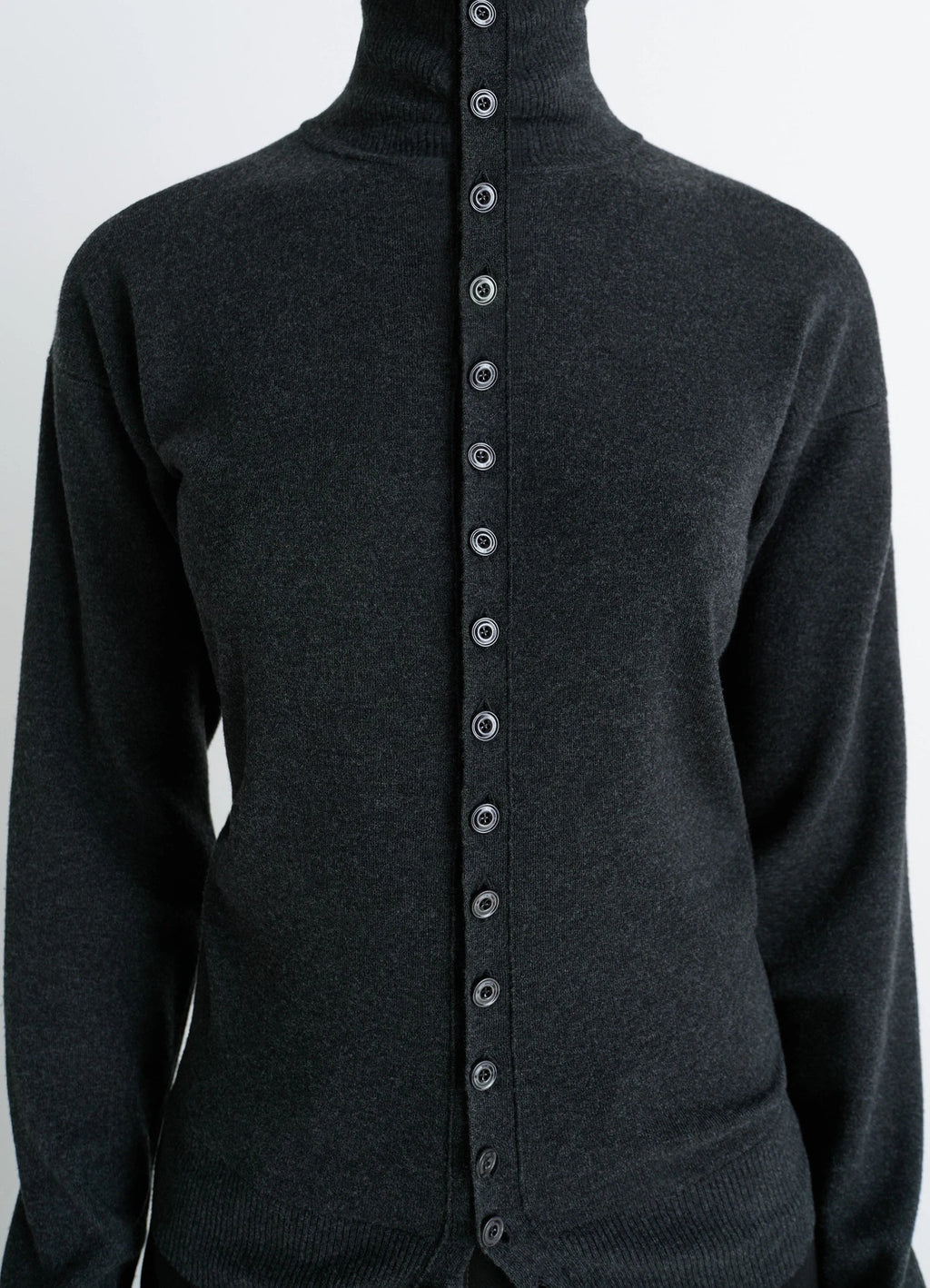 BUTTONED FITTED CARDIGAN IN FINE WOOL